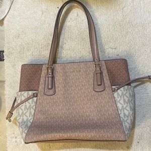 Michael Kors Voyager Bag